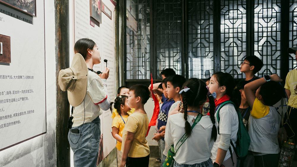 6.孩子們認真聆聽革命先烈戰斗故事.jpg